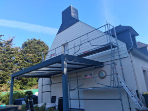 Photo de galerie - Bardage pvc fortex avec modification  de la couverture de la cheminée 