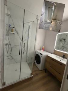 Photo de galerie - Rénovation complète d’une salle de bain, pose du receveur, des panneaux pvc, de la porte de douche et de l’ensemble meuble vasque 