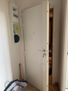 Photo de galerie - Serrure carénée Héraclès posée – design discret et sécurité renforcée, idéale pour porte d’entrée. Fournie et posée à prix imbattable, offre exclusive clients Allo Voisins.