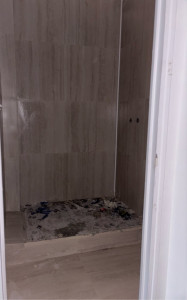 Photo de galerie - Pose carreaux 60-60 et découpes sur toute la sdb