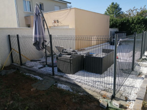 Photo de galerie - Pose clôture de sécurité piscine 