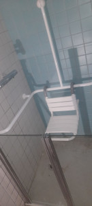 Photo de galerie - Poser chaise handicapé avec paroi de douche handicapé