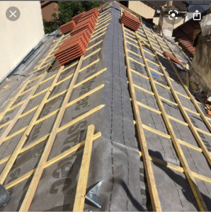 Photo de galerie - Toiture complète et sous toiture contre les tonnage tonnage des tuiles PV, 13 rouge avec