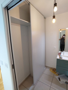 Photo de galerie - Pose d'un placard intégré sur mesure :
- découpe melaminé aux dimensions avec placage des chants
- pose des planches sur mesure avec fixation murale
- installation des rails et des portes 
