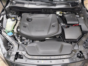Photo de galerie - Lavage Volvo V40 (moteur) avant mise en vente.