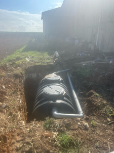 Photo de galerie - Terrassement et pose d’une fosse sceptique 