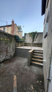 Photo de galerie - Terrasse en bloc à bancher, dalle béton, escalier et travertin.  