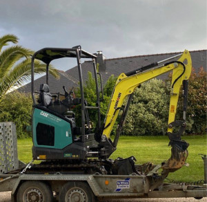Photo de galerie - LSG Service possède tout un ensemble de machine de Terrassement, pour pouvoir faire du nage, créer des Pelouse et monter des palissade extérieur