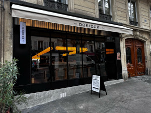 Photo de galerie - Pose de store banne , adhésif et enseigne .?