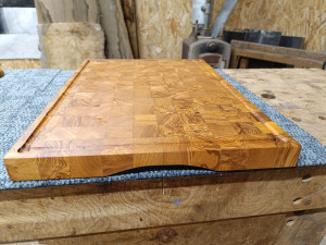 Photo de galerie - Planche à découper en frêne olivier 
Finition -> huile 