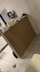 Photo de galerie - Habillage d’un bar en panneau acoustique tasseau de bois 