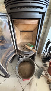 Photo de galerie - Ramonage professionnel de poêle à bois : nettoyage complet du conduit à la baguette et au hérisson, assurant sécurité, performance et évacuation optimale des fumées. 