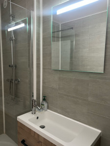 Photo de galerie - Prestation de ménage réalisée avec soin. Salle de bain propre, désinfectée et prête à l’emploi.