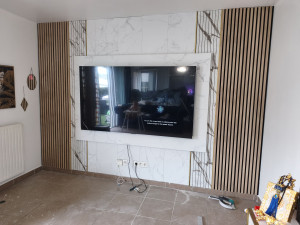 Photo de galerie - Aménagement mural avec panneaux acoustiques, installation écran 80 pouces. 
( à venir : intégration bande à LED pour effet de profondeur)