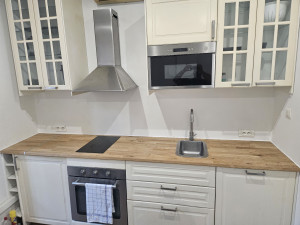Photo de galerie - Remplacement d'un plan de travail en bois ayant pris l'eau sans démontage des meubles par un nouveau plan de travail en mélaminé. 