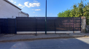 Photo de galerie - Réalisation d'une clôture rigide avec occultant anthracite et soubassement + portail 2 battants 