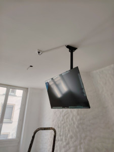 Photo de galerie - Installation d’un support mural et d’une télévision suspendue.