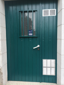 Photo de galerie - Peinture de porte de service après 