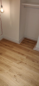 Photo de galerie - Pose du parquet et plinthe avec joint acrylique et peinture