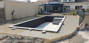 Photo de galerie - Coulage béton au tour de la piscine pour future dalles en grès cérame 
60x120 x20mm sur plots,