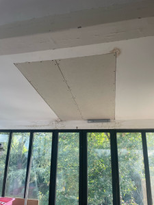 Photo de galerie - Reprise d’un plafond en placo après démontage d’un velux 