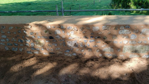 Photo de galerie - Montage et enduit d'un mur en silex sur 15 mètres des 2 côtés 