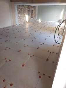 Photo de galerie - Pose carrelage avec calle autonivollente 
pour des carreaux rectifié et un sol bien droit 