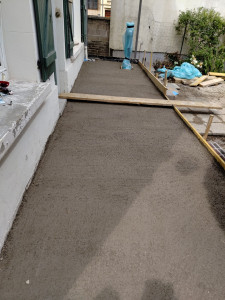 Photo de galerie - Réalisation d'une dalle béton pour une entrée avant la finition du desis