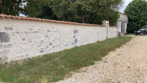 Photo de galerie - Rénovation d’un muret reprise des joints à la chaux