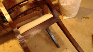 Photo de galerie - Restauration d'une chaise réparée un peu violement 