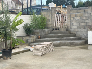 Photo de galerie - Escalier et mur de clôture 