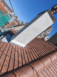 Photo de galerie - Enduit de cheminée et abergement de cheminée en zinc avec solin ciment 