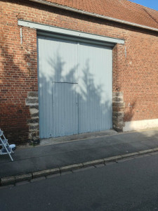 Photo de galerie - Ponçage et mise en peinture d'une porte en bois extérieure sur la commune de Fouquières Les Lens