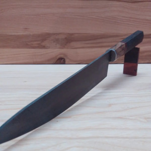 Photo de galerie - Couteau de chef 
Lame en acier n6, manche en chêne et bois rouge exotique 