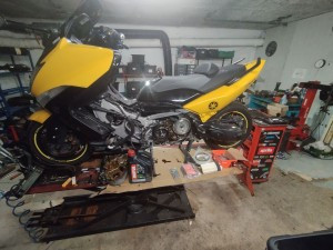 Photo de galerie - Révision des 20.000 km et remplacement des disques d'embrayage sur Yamaha 500 Tmax