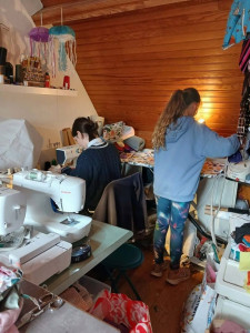 Photo de galerie - Ma stagiaire et mon élève dans mon atelier