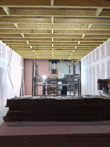 Photo de galerie - Structure bois destinée à accueillir une double peau de placofeu pour création d'un faux-plafond de 60m2.