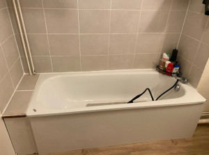 Photo de galerie - J’ai refait les joint silicone ainsi que le tablier en bois sur une baignoire 