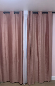 Photo de galerie - Raccourcir des rideaux et voilages. Avec le
 restes de tissu création de coussins assortis. 