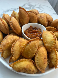 Photo de galerie - Pastels de thon,viande ou poulet mariné avec une sauce légendaire 