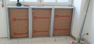 Photo de galerie - Fabrication sur mesure d'un caisson isolant en laine de roche pour plaquer ensuite avec des plaques hydrofuge.
