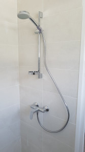 Photo de galerie - Pose d'un mitigeur de douche avec barre de douche