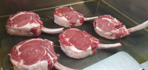 Photo de galerie - Animation côte de  bœuf à la plancha  cuisson et découpe devant les convives . 