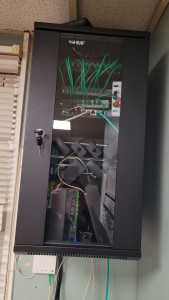 Photo de galerie - Mise en place d'une mini baie de serveur avec mise en place d'une connectivité entre chaque équipements (Serveur téléphonique, Firewall, box internet, Switch, etc...)