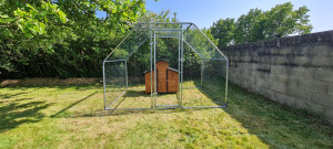 Photo de galerie - Montage d'une cabane à poules avec l'enclos.
