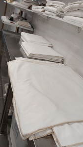 Photo de galerie - Repassage des vêtements de linge literie.