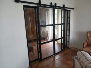 Photo de galerie - Étagères verre et acier avec portes coulissantes