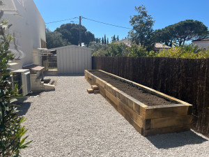 Photo de galerie - Réalisation d’un potager en poutre de chênes, mise en place de gravier et clôture en brande de bruyère 
