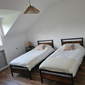 Photo de galerie - Réfection des lits et préparation des chambres pour un lieu de réception.
 