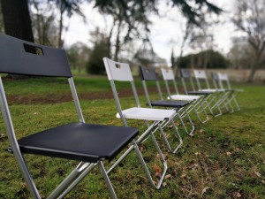 Photo de galerie -  65 chaises noires